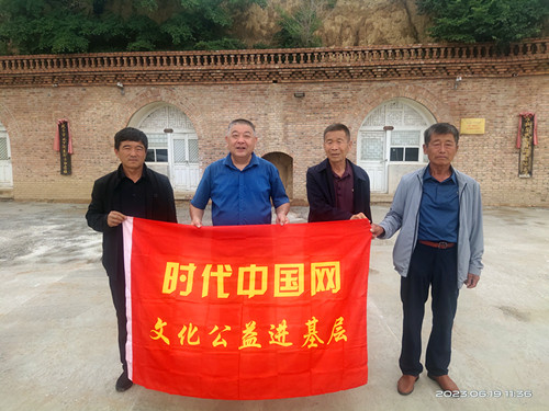 1732691373173342.jpg 2023年6月19日 内蒙古自治区鄂尔多斯市准格尔旗魏家峁镇魏家峁村西墕社的周毛秃故居。左起:任送来、、杜信义、刘春_副本.jpg
