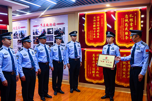 1751029325177887.jpg 图为民警参观荣誉室_副本.jpg