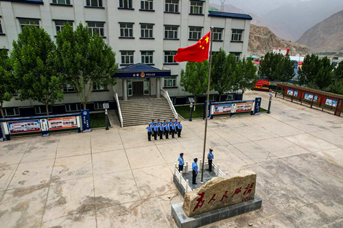 1751029354462301.jpg 图为升国旗仪式航拍_副本.jpg