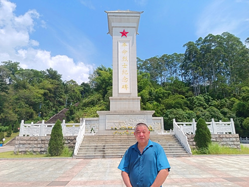 1759219696719705.jpg 2025年9月20日广西壮族自治区玉林市玉州区龟山公园内玉林市纪念广场纪念碑_副本.jpg