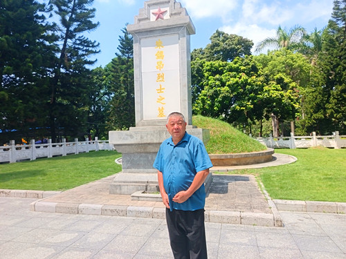1759387515436709.jpg 2025年9月20日广西壮族自治区玉林市玉州区人民公园内的南面有朱锡昂墓。_副本.jpg