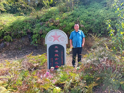 2025年10月6日到湖南省邵东市灵官殿镇大棠村石狮堂贫苦山墓_副本.jpg