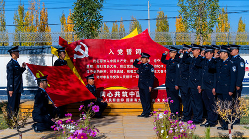 图为派出所民警重温入誓词01_副本.jpg