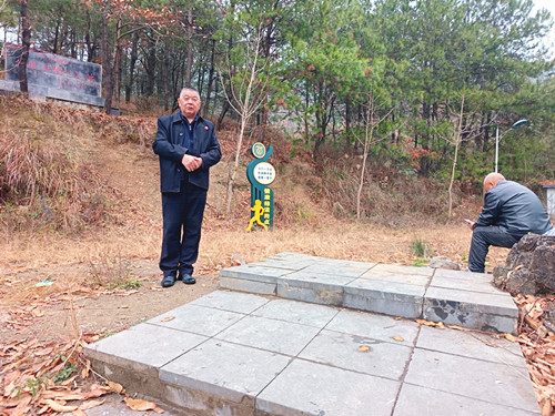 1767184768369923.jpg 2025年12月22日 贵州省凯里市 黄平县的金榜山(也称嫁娘山)上。工农金榜战斗遗址,金榜山的最高峰嫁娘坡海拔约为1200多米_副本.jpg