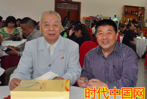 时代网总编(右)与体育人物王景清_副本.jpg