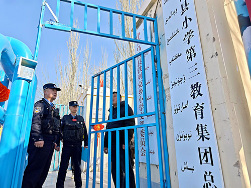 民警检查门禁安防措施_副本.jpg