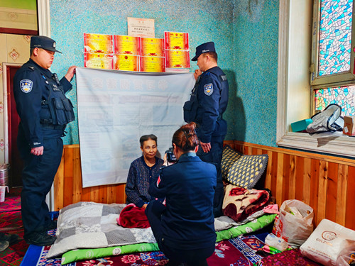图为户籍民警正在为老人拍照.jpg