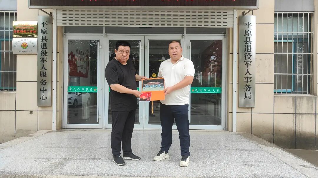 张凯(右)到山东平原县核对信息。受访者供图