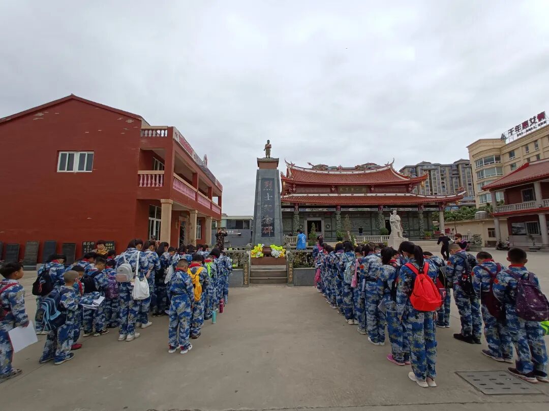 学生瞻仰解放军庙纪念碑。受访者供图