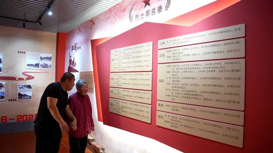 纪念馆登记了解放军庙供奉的27名名录,图为张凯陪奶奶重温名单。杜志鑫摄